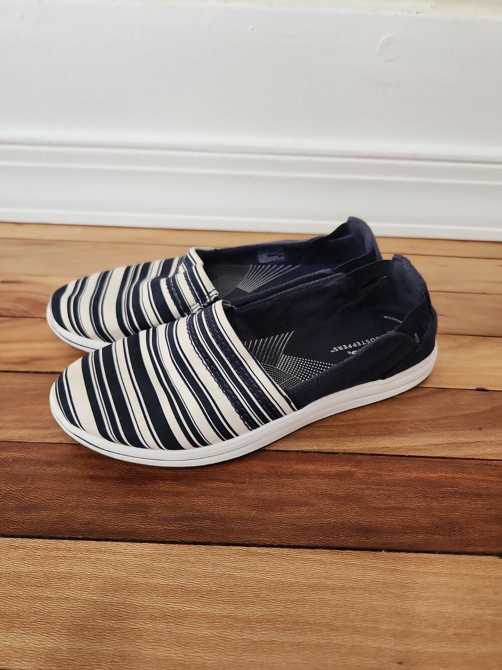 Clarks Cloudsteppers Sneakers Size 7.5 Blue Striped Comfort Walking Slip On